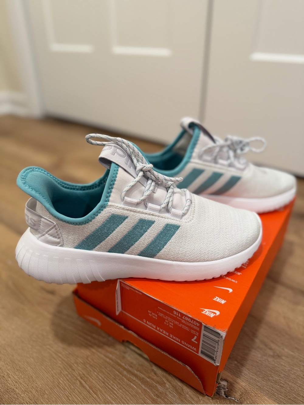 Adidas Women’s Size 6 White & Teal Lightweight Sneakers - Picture 5 of 8